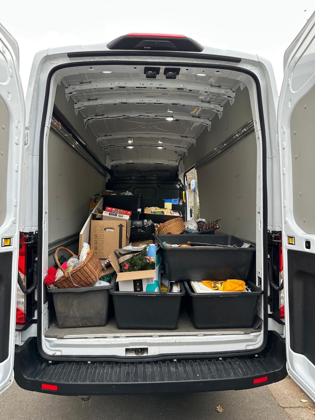 Für eine Entrümpelung vorbereitete Gegenstände im HausBären-Transporter