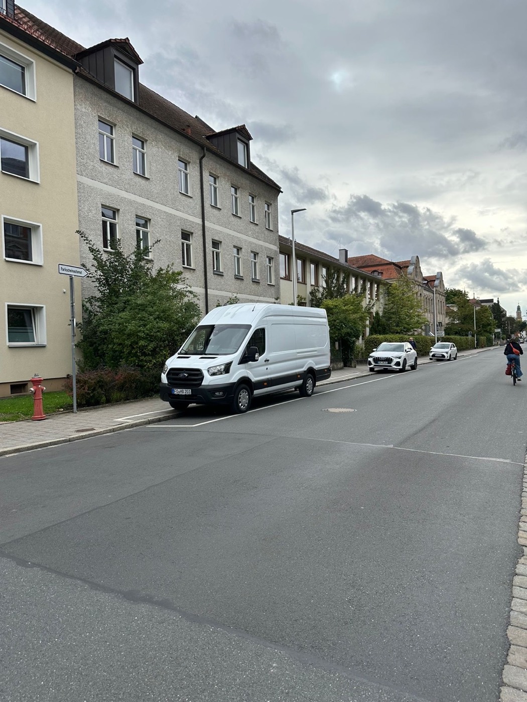 Transportfahrzeug an einer gut zugänglichen Be- und Entladestelle