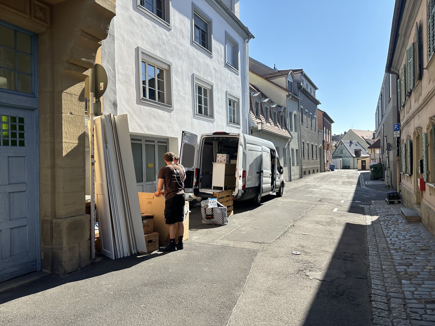HausBären-Mitarbeiter bei einem kurzfristig organisierten Umzugseinsatz in einer Innenstadtstraße