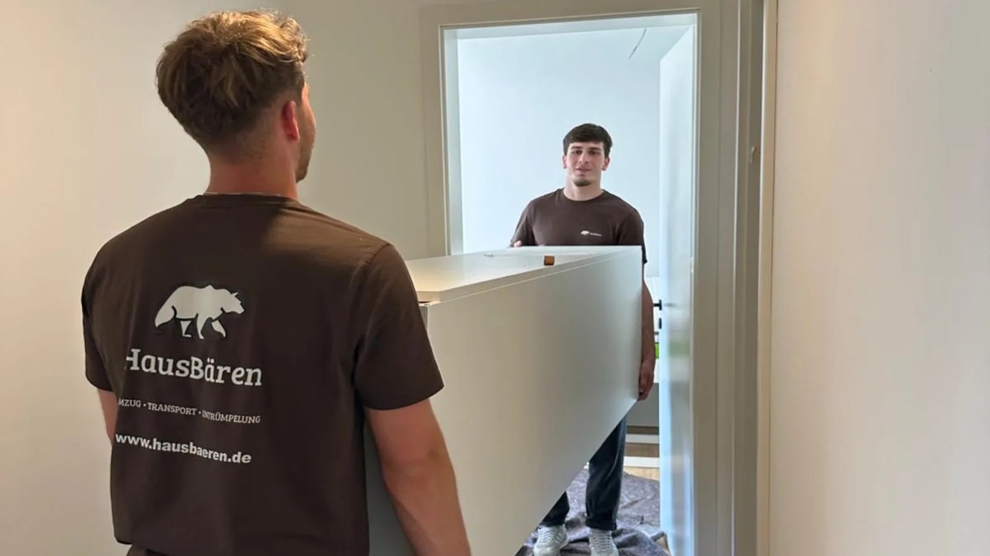 HausBären-Team bei einem sorgfältig geplanten Möbeltransport